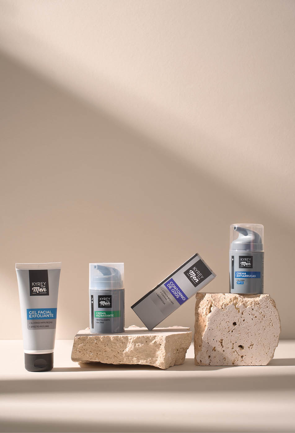 Cuatro productos de cuidado facial para hombres est n dispuestos sobre dos bloques de piedra en un fondo beige con luz suave. Descripci n generada con IA