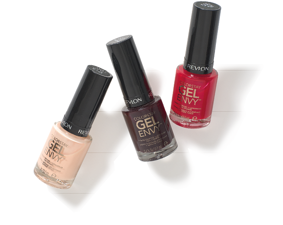 Tres frascos de esmalte de u as Revlon Gel Envy en colores beige, vino oscuro y rojo est n dispuestos sobre una superficie blanca con sombras suaves. Descripci n generada con IA