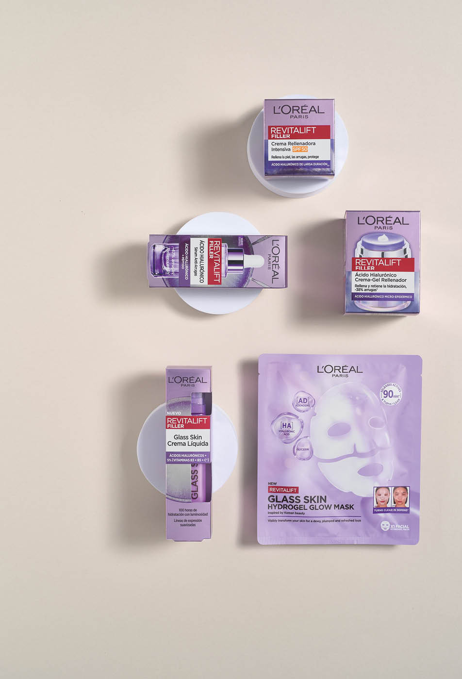 Productos de cuidado facial de la l nea Revitalift de L'Or al Paris dispuestos sobre un fondo claro. Descripci n generada con IA