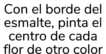 Con el borde del esmalte, pinta el centro de cada flor de otro color