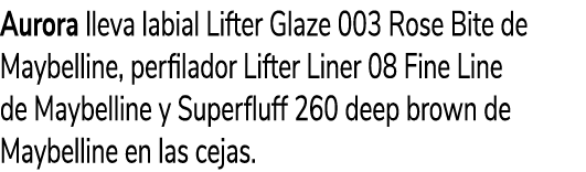 Aurora lleva labial Lifter Glaze 003 Rose Bite de Maybelline, perfilador Lifter Liner 08 Fine Line de Maybelline y Su...