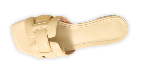 Sandalia beige de tac n bajo con dise o de tiras anchas entrelazadas y punta cuadrada. Descripci n generada con IA