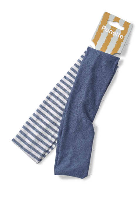 Un par de medias largas, una con rayas horizontales blancas y azules y la otra de color azul s lido, con una etiqueta marr n y blanca en la parte superior. Descripci n generada con IA