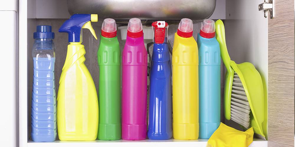 Orden en casa: cómo organizar los productos de limpieza y desinfección