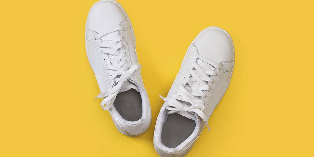 flaco humedad Arbitraje Cómo limpiar zapatillas blancas de tela - Drogueria | Consum - Droguería  Consum