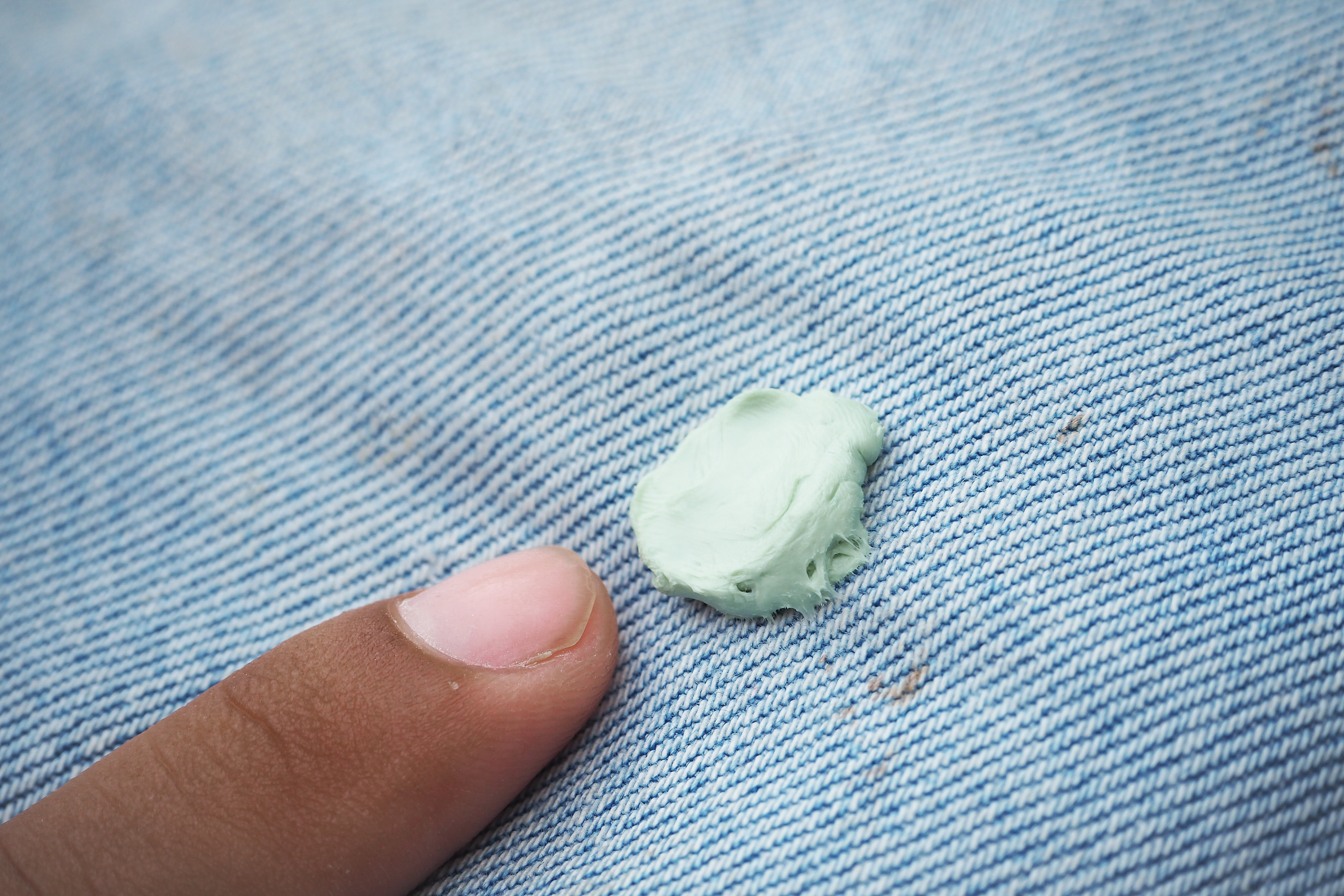 Cómo quitar chicle de la ropa: mejores consejos - Droguería | Consum Droguería Consum