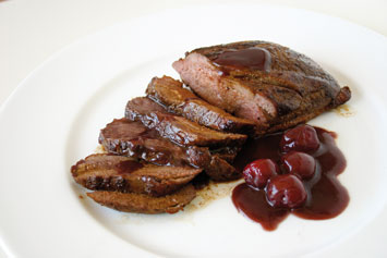 Magret de pato con salsa de cerezas