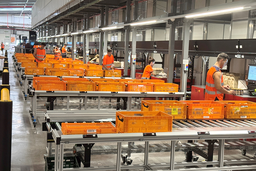 Trabajadores del nuevo sistema logístico de Murcia