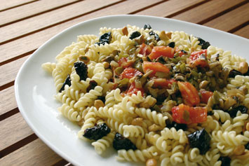 Pasta con ciruelas y espinacas