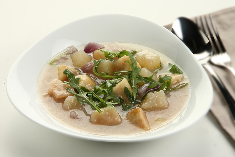 Sopa de patata, manzana y r&uacute;cula