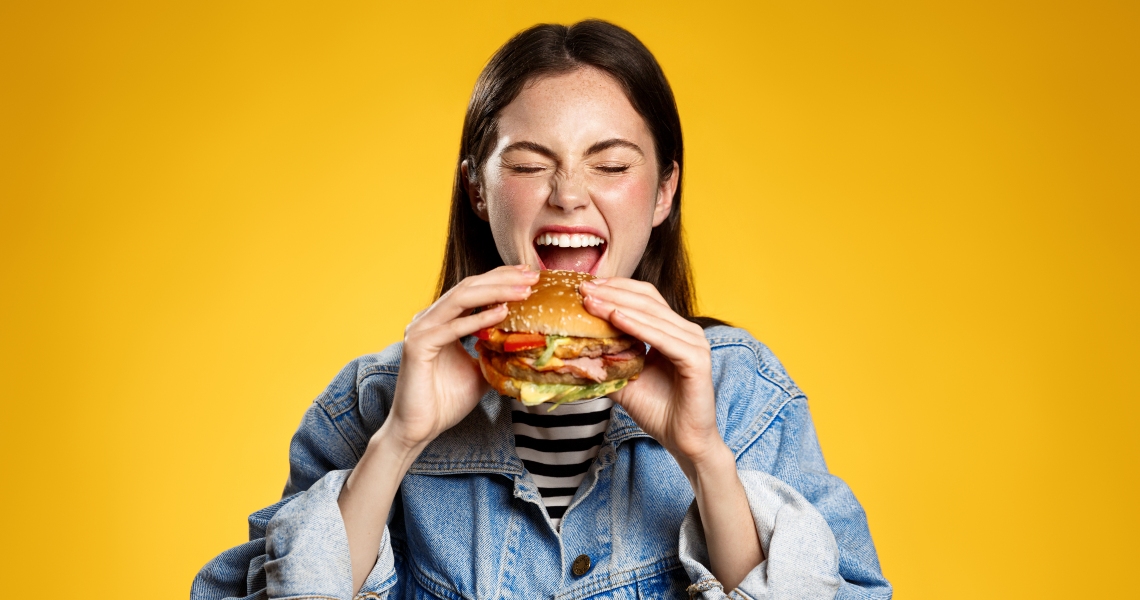 Chica comiendo hamburguesa