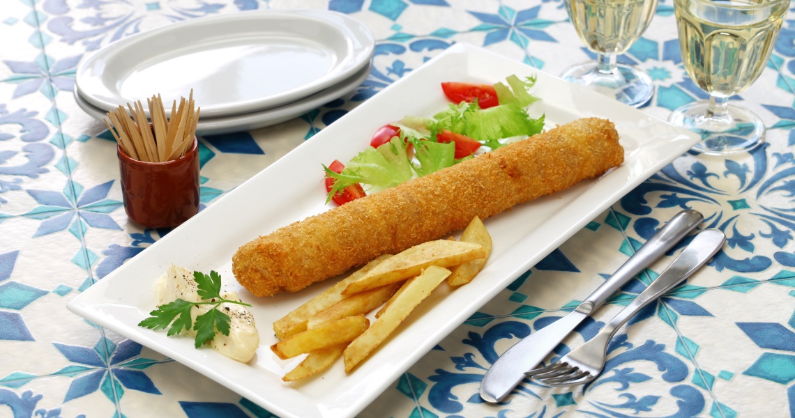 flamenquin cordobes con patatas y ensalada