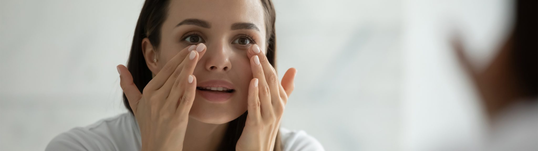 chica aplicando contorno de ojos