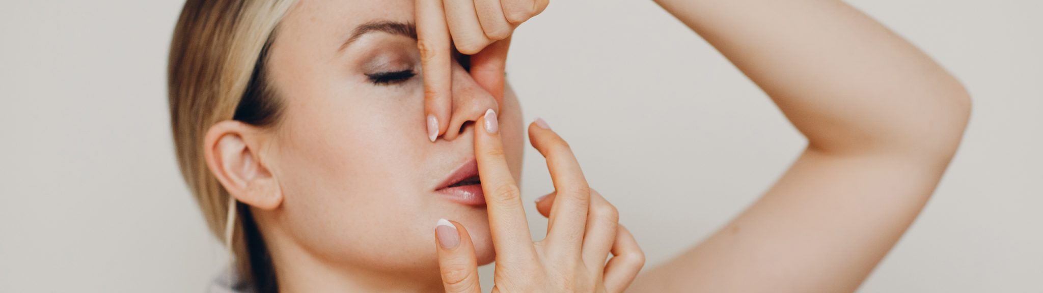mujer realizando yoga facial