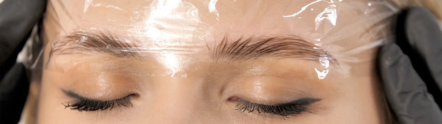Decoloración de cejas