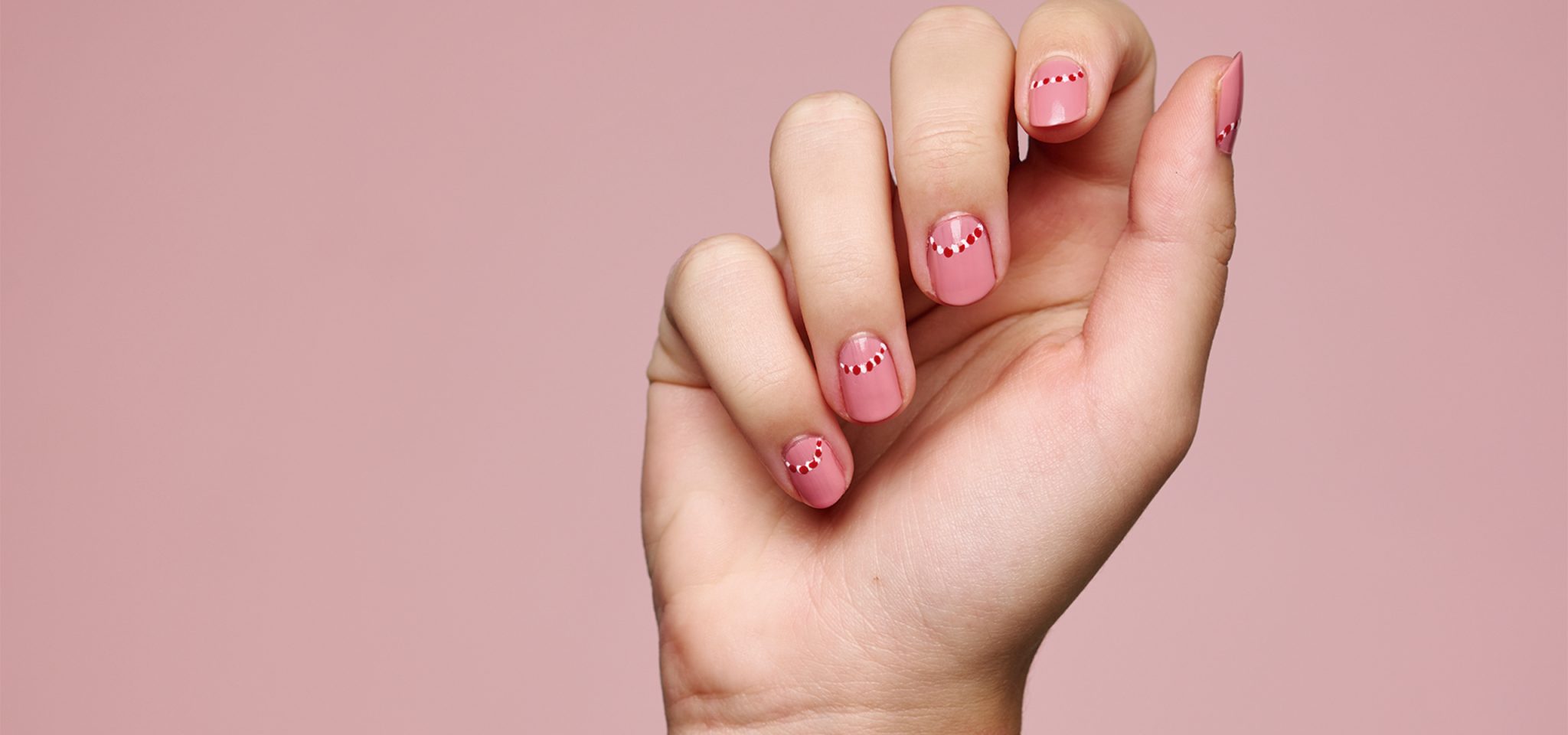 uñas rosas con rayas rojas y blancas