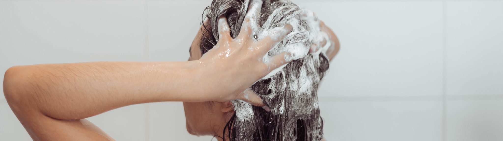 Mujer lavándose el pelo