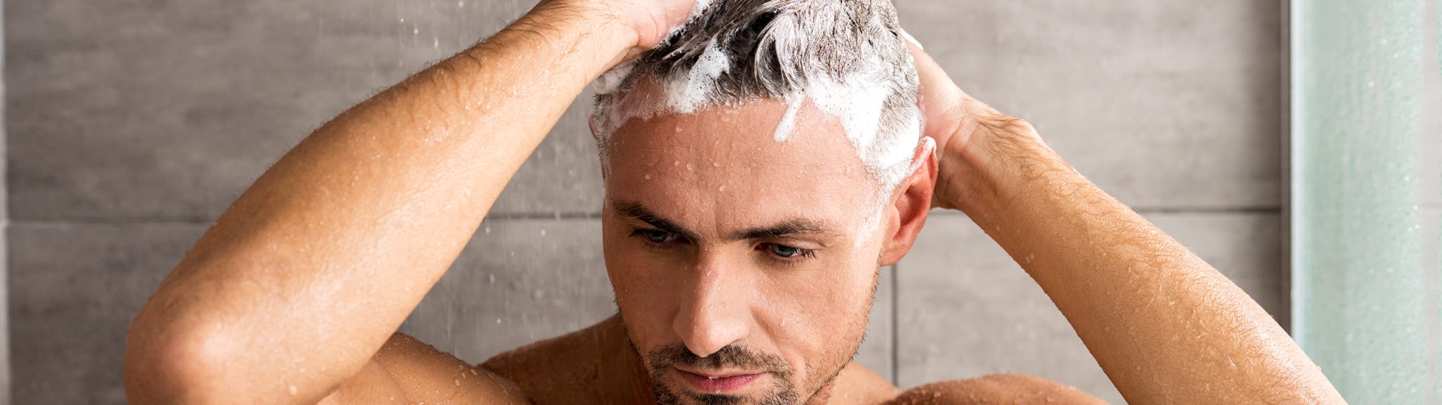hombre lavándose el pelo