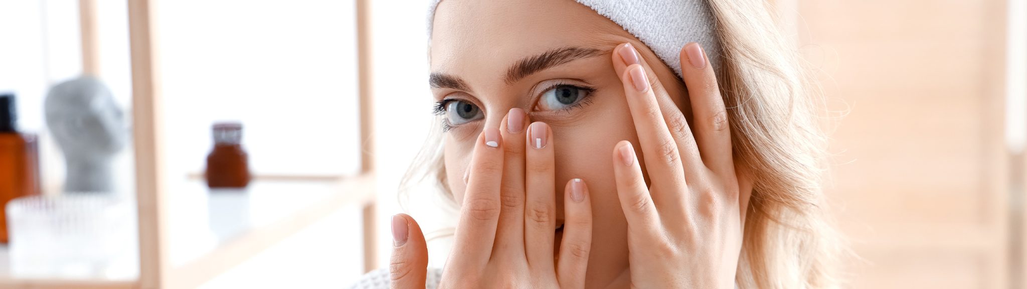mujer rubia realizando yoga facial