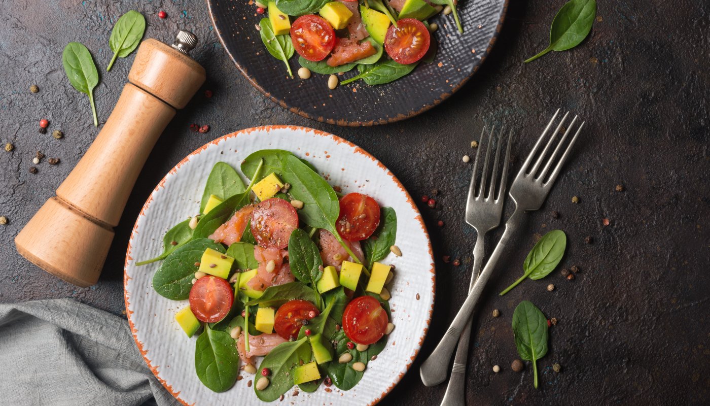 ENSALADA DE ESPINACAS, SALMÓN, NUECES Y AGUACATE