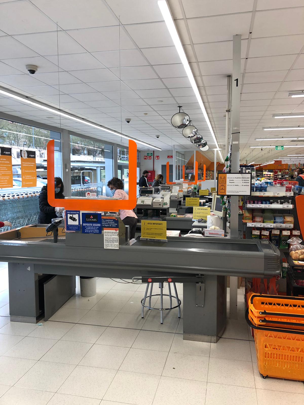 Consum completa la instal·lació de mampares de seguretat en les caixes de tots els seus supermercats Consum completa la instal·lació de mampares de seguretat en les caixes de tots els seus supermercats