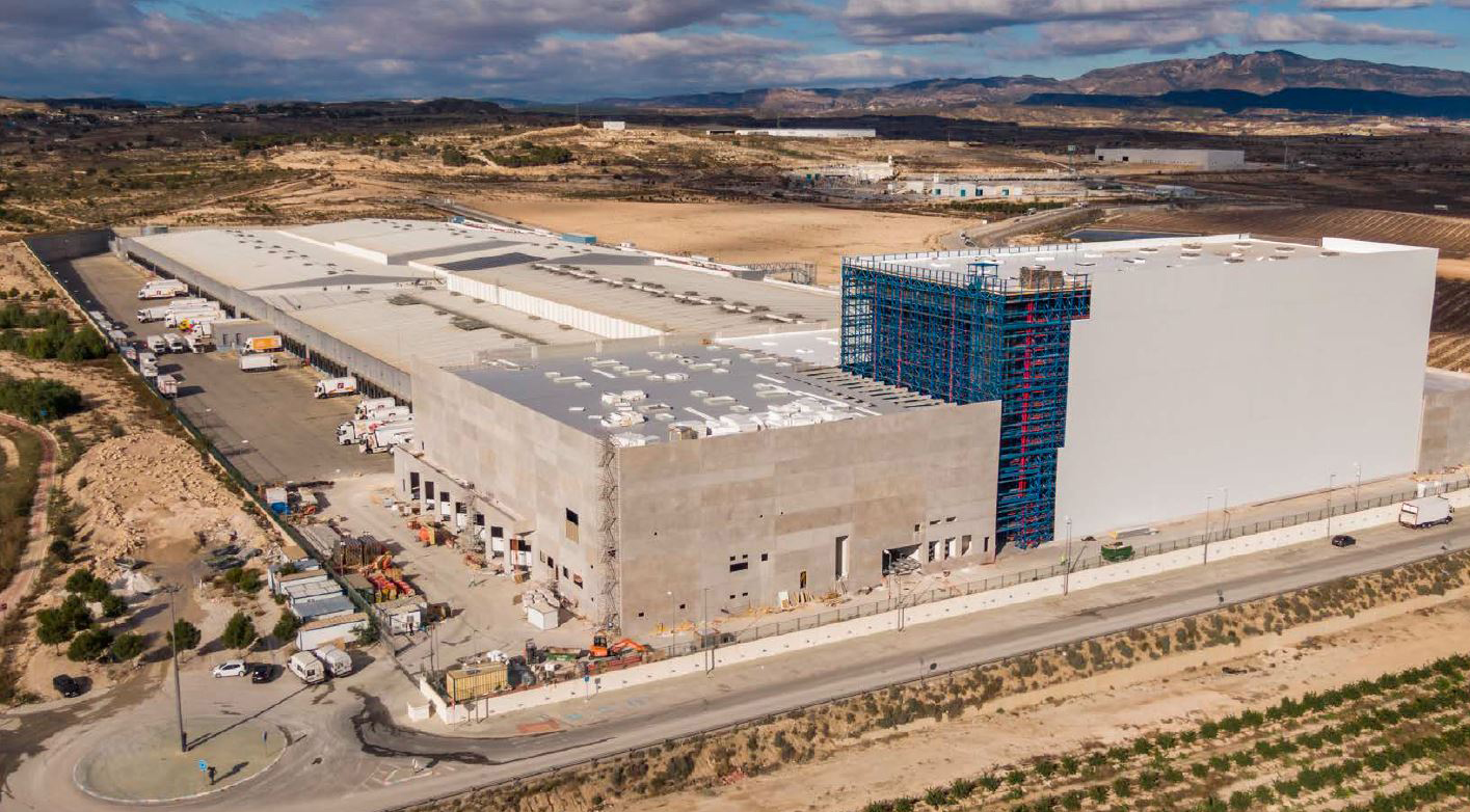 El proyecto permitirá incrementar el almacenaje en 16.296 palets y la preparación de pedidos en 40.000 cajas/día en una primera fase. El proyecto permitirá incrementar el almacenaje en 16.296 palets y la preparación de pedidos en 40.000 cajas/día en una primera fase.